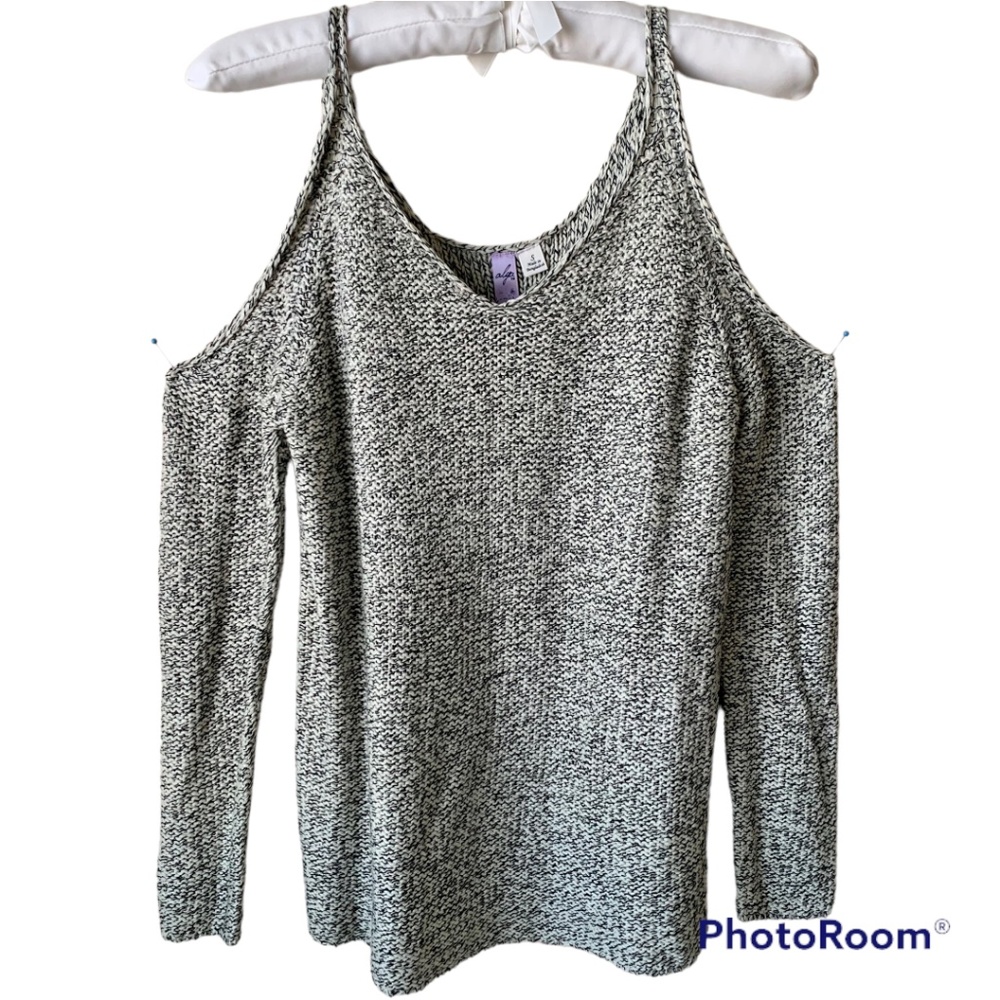 V-neck Sweater Top Black and White Weave for Gray Merle Look Cold Shoulder Small